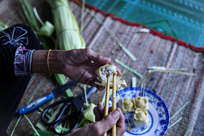 Bánh kà tum dậy mùi thơm của lá thốt nốt, phần nhân ăn dẻo mềm, đậm đà