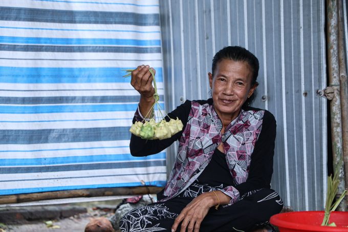 Ngoài tự tay gói, bà Neáng Phương còn truyền nghề làm bánh kà tum cho một số phụ nữ trong xã, cung ứng số lượng hàng trăm cái/ngày cho các điểm du lịch trên địa bàn